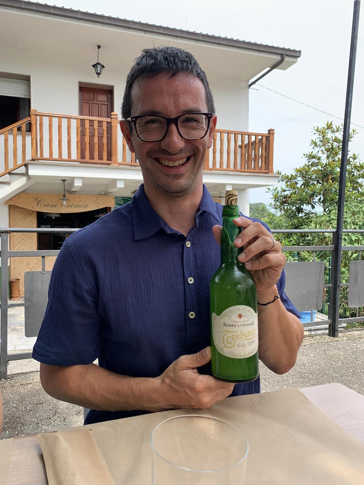 Fabio soddisfatto mostra la sidra Trabanco